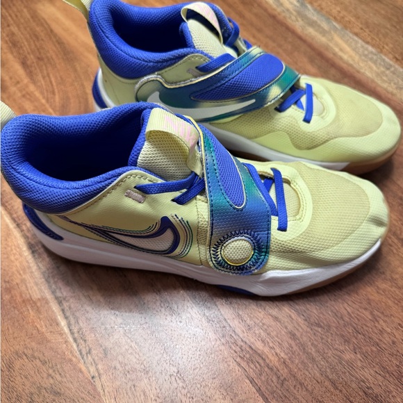 Nike Sneakers in Yellow and Blue - Picture 2 of 7